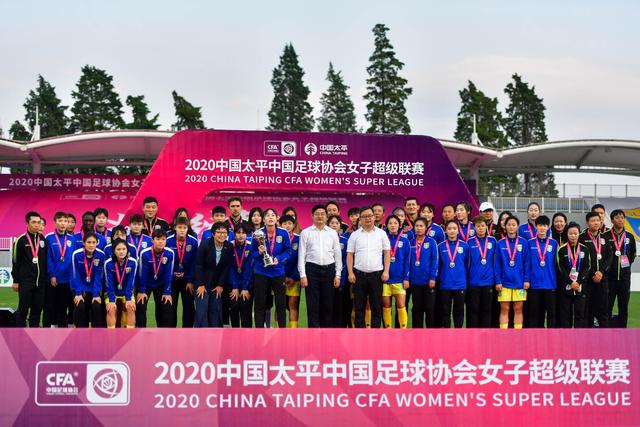 女战士四十六年后在京与昔日伴侣重逢