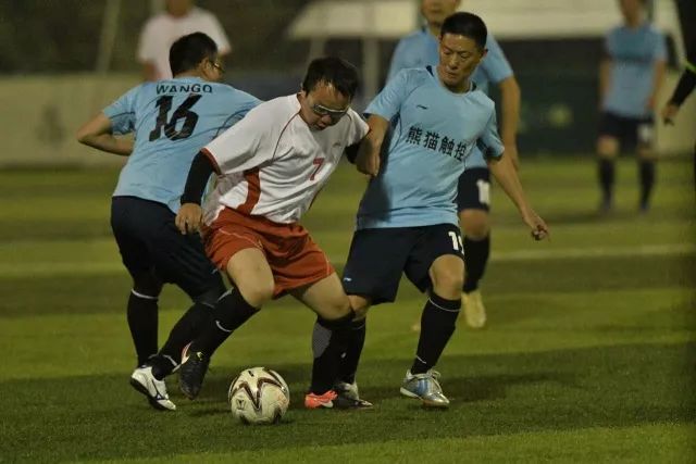 拉菲尼亚转型伪九号，巴塞罗那无中锋布局冲击双冠