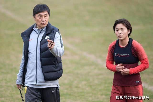 网红在吉隆坡机场失控 赤脚高喊极端言论